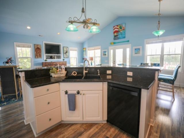 Atlantis Blue - Relaxing Beach Getaway Home Directly Across The Street From Beach Access! Home Kure Beach Exterior photo